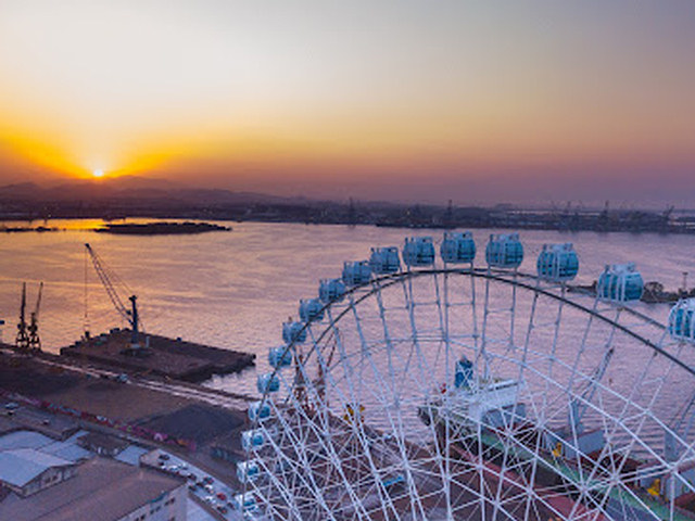 The largest Ferris wheel in Latin America - Measuring 88 meters in height, Rio Star has 54 cabins with a capacity for eight passengers each. The full ride takes from 15 to 18 minutes.