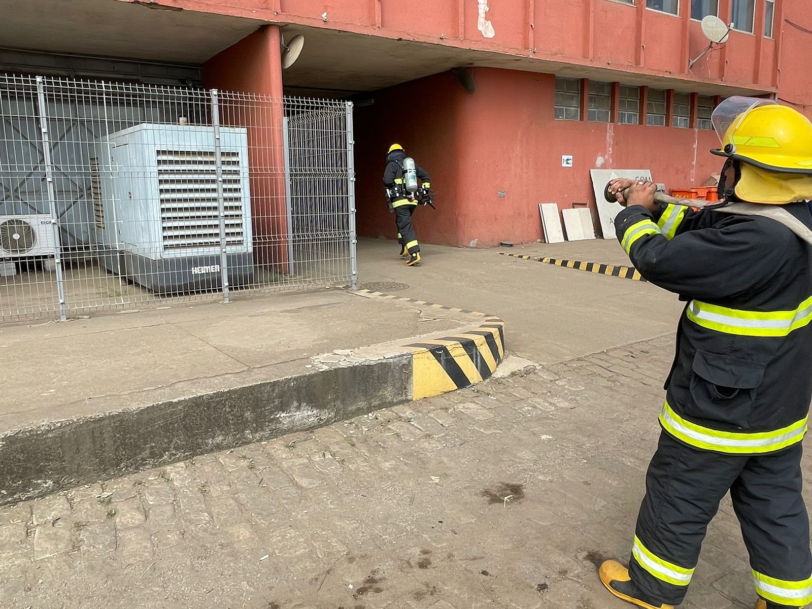 exercício simulado de incêndio