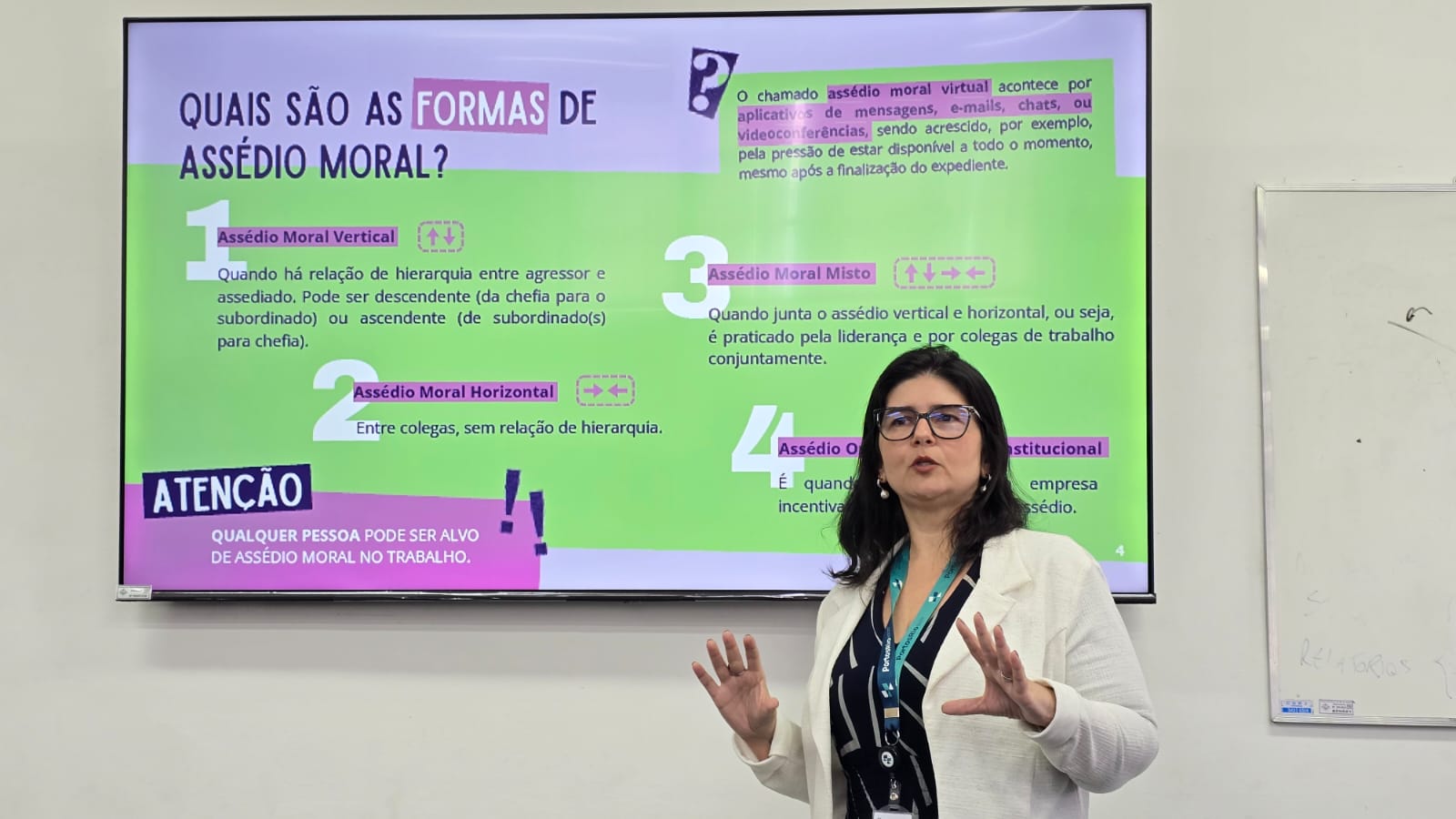 A ouvidora-geral, Roberta Carvalhaes, palestrando no auditório do Porto do Rio sobre Assédio Moral e Sexual