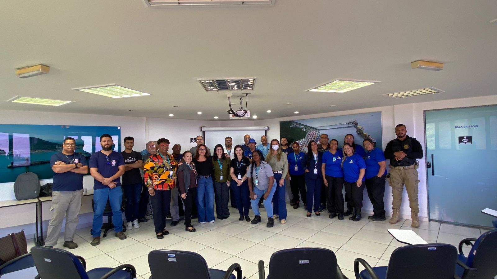 Membros do Gruppo Itinerante e empregados do Porto de Intaguaí 