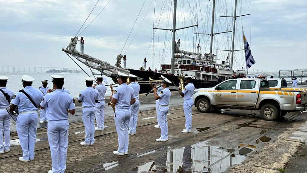 NAVIO URUGUAIO ATRACA NO PORTO