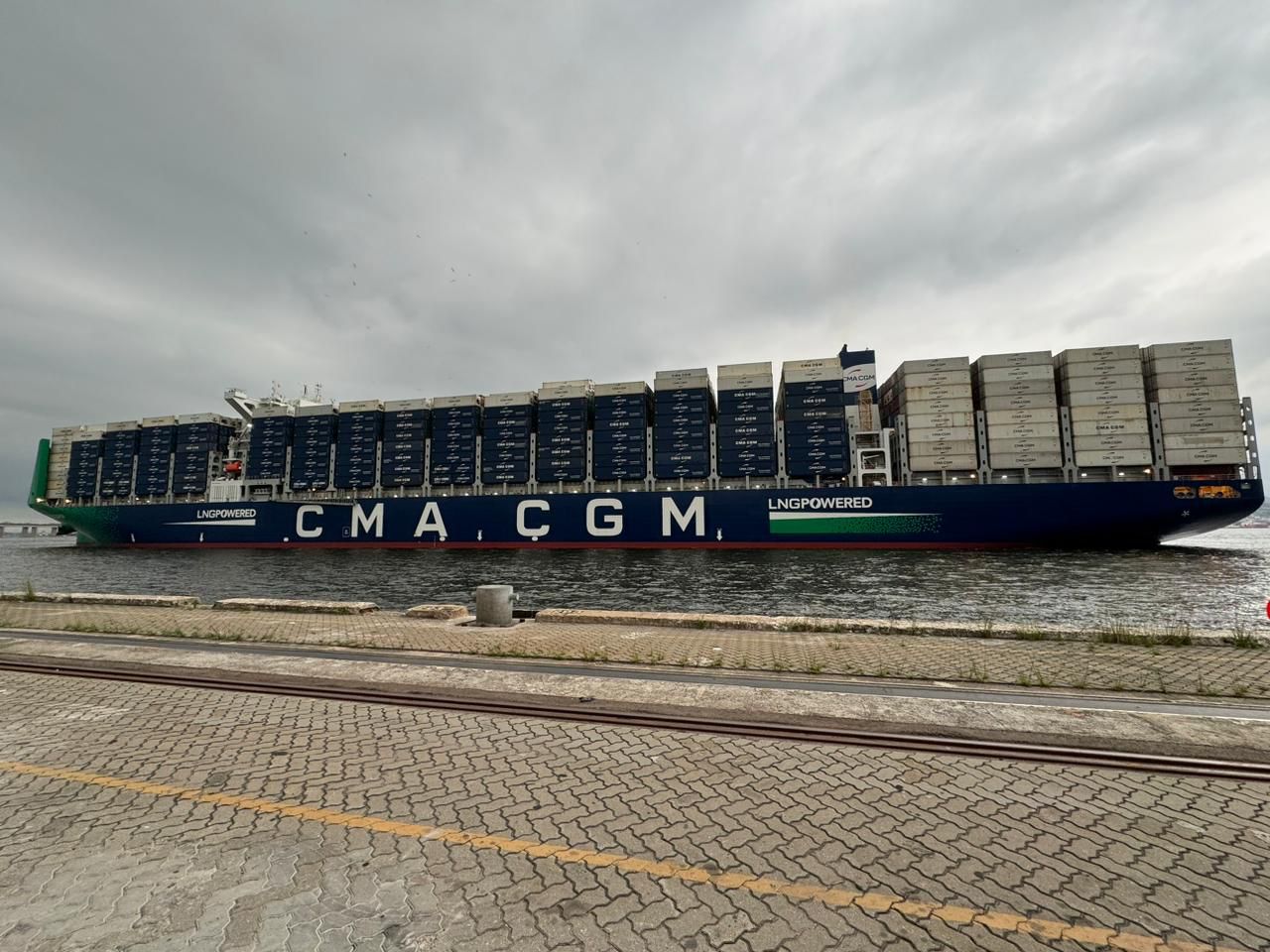 navio sustentavel no porto do rio