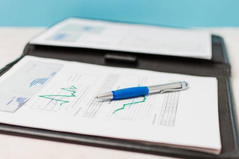 Balança da Justiça em meio a vários livros