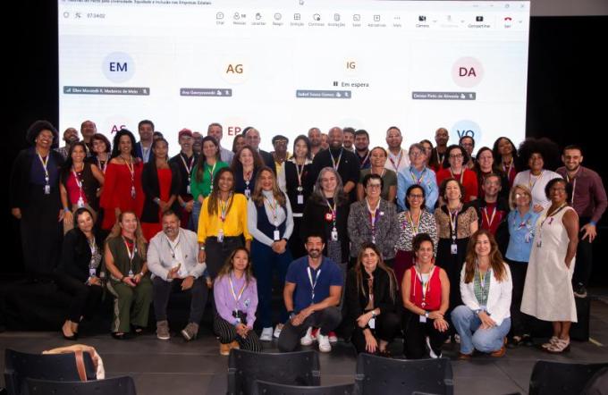 grupo na reuniao do pacto pela diversidade out26