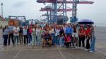 grupo de estudantes visitam o porto